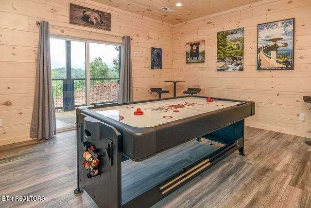 962 Cottage Gardens Way, Gatlinburg, TN 37738