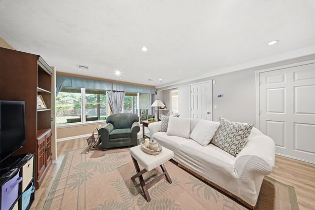51 Forest Edge, Plymouth, MA 02360