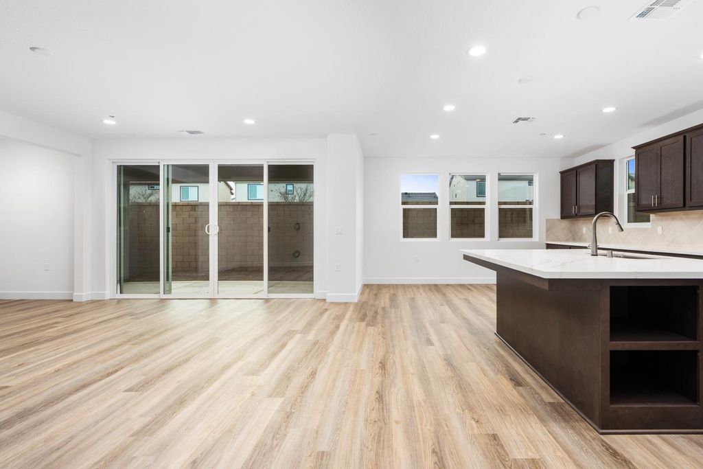 Image 5 of property listing at 352 Huckleberry Road S, Madera, CA 93636