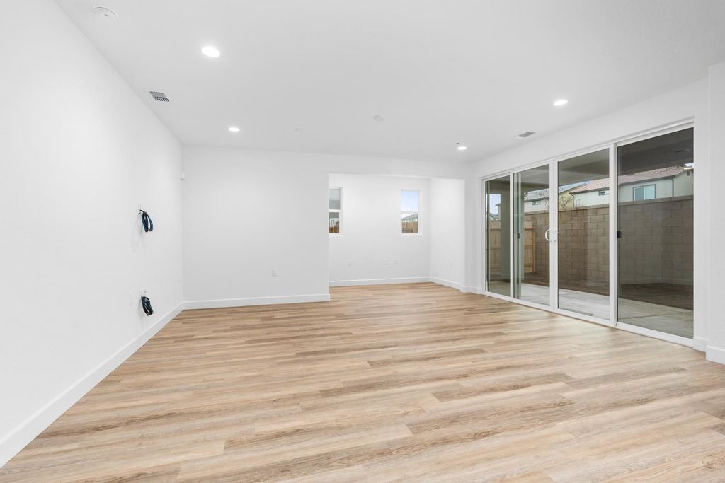 Image 7 of property listing at 352 Huckleberry Road S, Madera, CA 93636