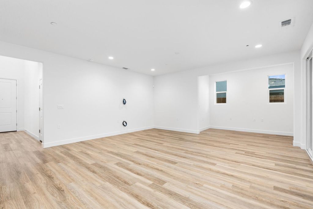 Image 8 of property listing at 352 Huckleberry Road S, Madera, CA 93636