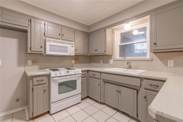 10445 Dover Drive, Yukon, OK 73099