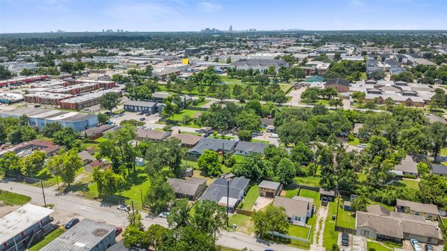 1913 Thonig Road, Houston, TX 77055