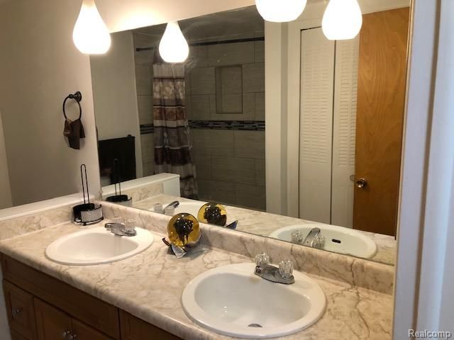 28020 Universal Drive, Warren, MI 48092