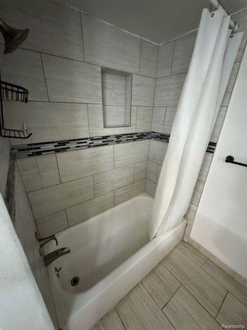 28020 Universal Drive, Warren, MI 48092