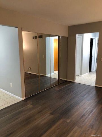 28020 Universal Drive, Warren, MI 48092