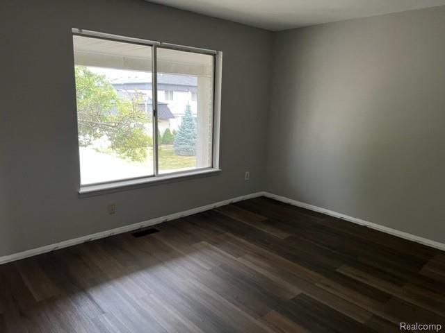 28020 Universal Drive, Warren, MI 48092