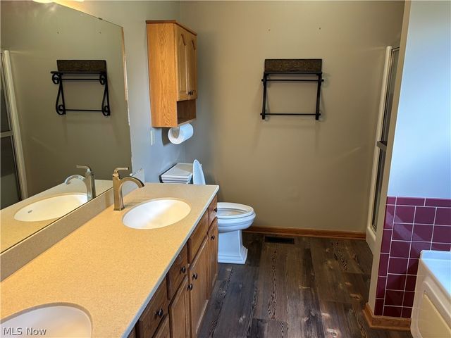 1136 Pine Bluff Drive NE, New Philadelphia, OH 44663