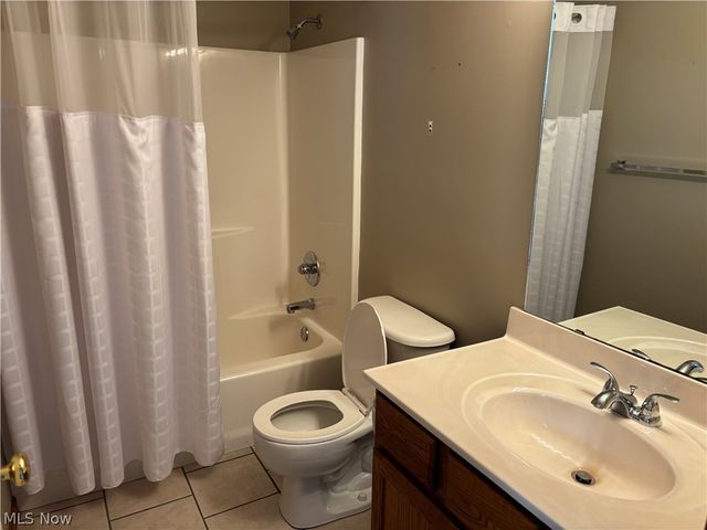 1136 Pine Bluff Drive NE, New Philadelphia, OH 44663