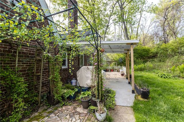 282 McMurray Rd, Upper St Clair, PA 15241