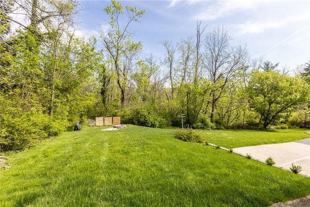282 McMurray Rd, Upper St Clair, PA 15241