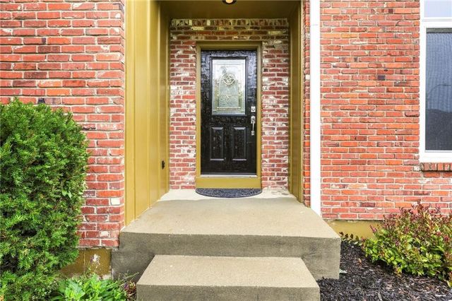 608 NE Ashmont Place, Lee's Summit, MO 64064