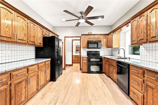 608 NE Ashmont Place, Lee's Summit, MO 64064