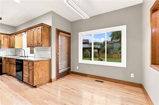 608 NE Ashmont Place, Lee's Summit, MO 64064