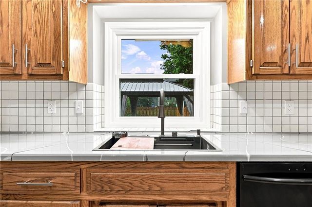 608 NE Ashmont Place, Lee's Summit, MO 64064