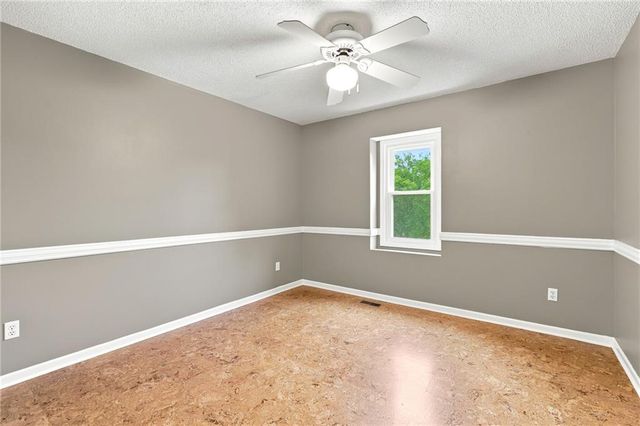 608 NE Ashmont Place, Lee's Summit, MO 64064