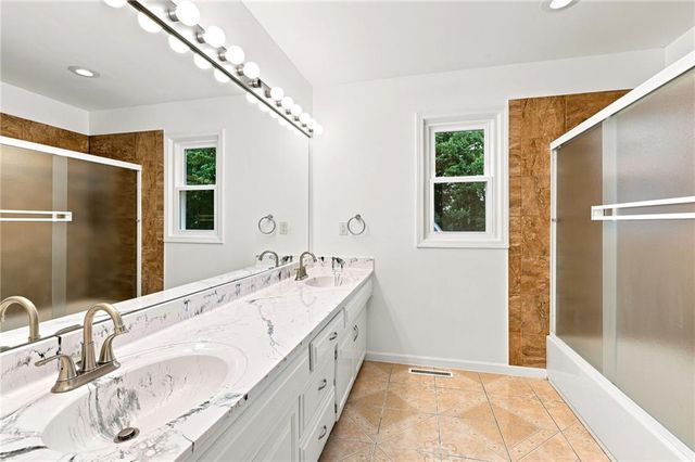 608 NE Ashmont Place, Lee's Summit, MO 64064
