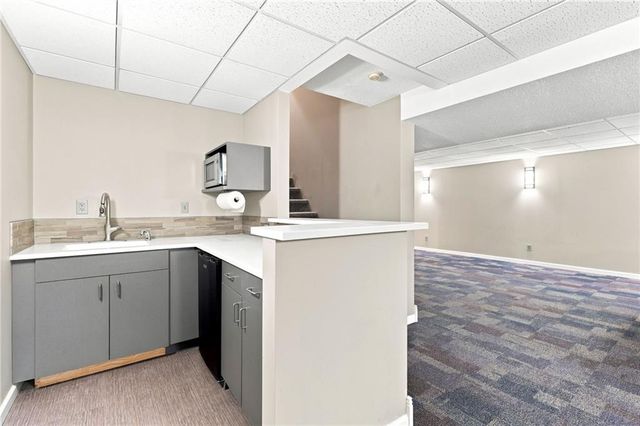 608 NE Ashmont Place, Lee's Summit, MO 64064