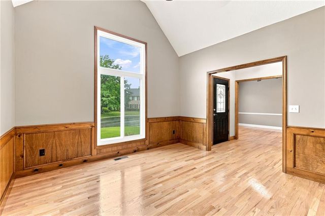 608 NE Ashmont Place, Lee's Summit, MO 64064
