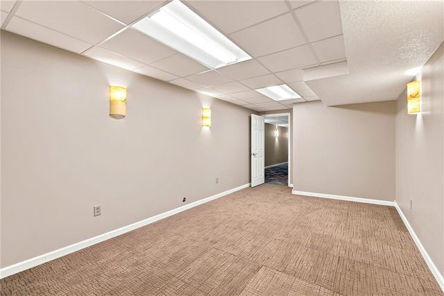 608 NE Ashmont Place, Lee's Summit, MO 64064