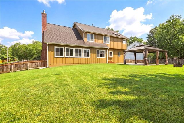 608 NE Ashmont Place, Lee's Summit, MO 64064