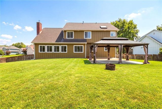 608 NE Ashmont Place, Lee's Summit, MO 64064