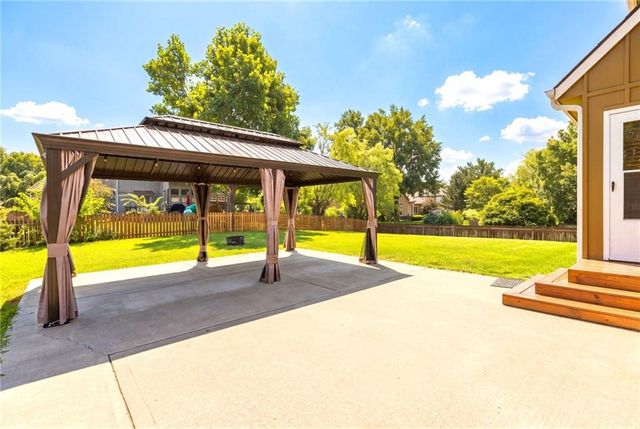 608 NE Ashmont Place, Lee's Summit, MO 64064