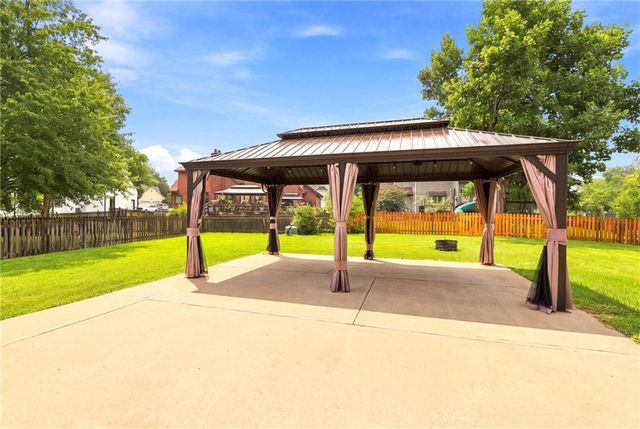 608 NE Ashmont Place, Lee's Summit, MO 64064