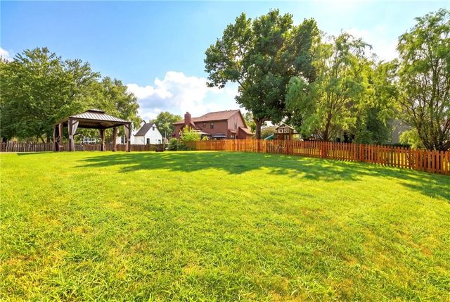 608 NE Ashmont Place, Lee's Summit, MO 64064