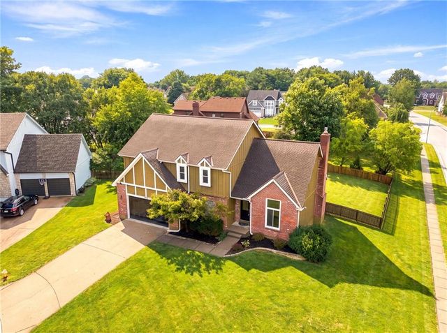 608 NE Ashmont Place, Lee's Summit, MO 64064