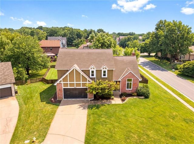 608 NE Ashmont Place, Lee's Summit, MO 64064