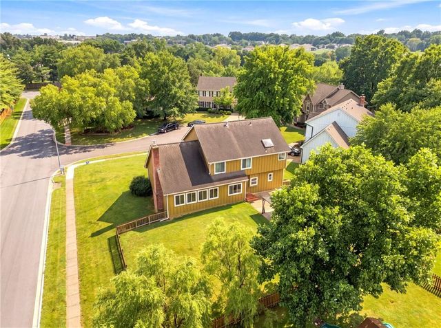608 NE Ashmont Place, Lee's Summit, MO 64064
