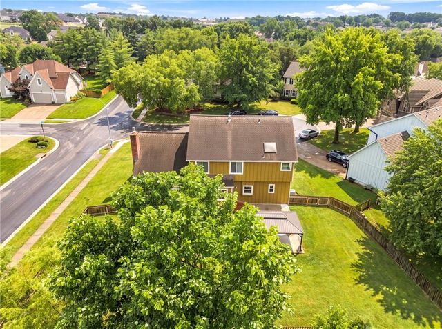 608 NE Ashmont Place, Lee's Summit, MO 64064