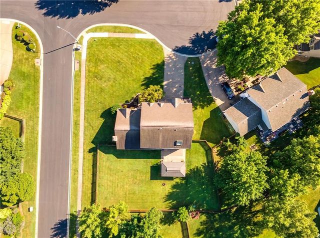 608 NE Ashmont Place, Lee's Summit, MO 64064