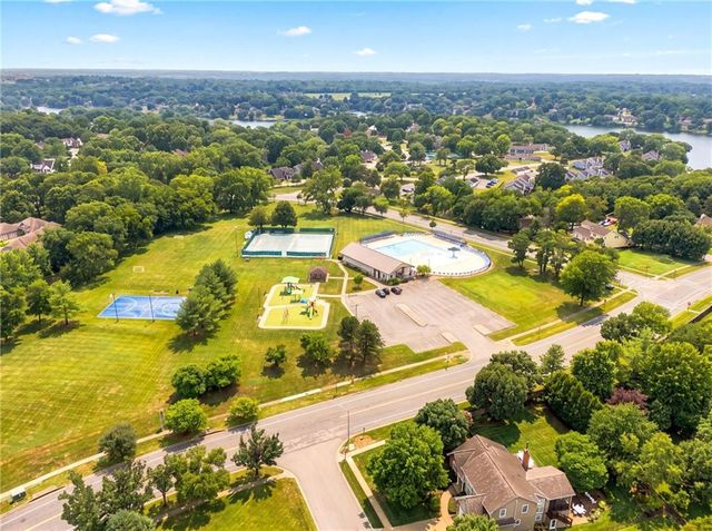 608 NE Ashmont Place, Lee's Summit, MO 64064