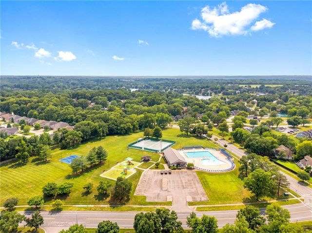 608 NE Ashmont Place, Lee's Summit, MO 64064
