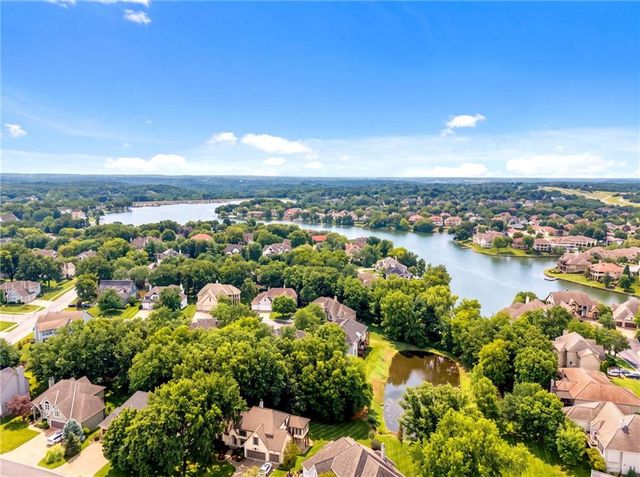 608 NE Ashmont Place, Lee's Summit, MO 64064