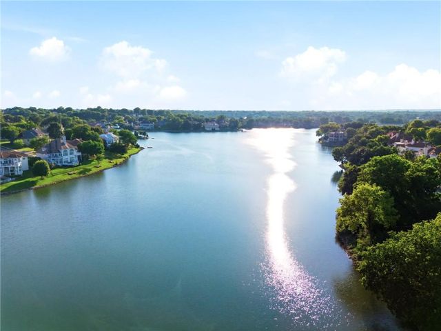 608 NE Ashmont Place, Lee's Summit, MO 64064