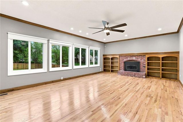 608 NE Ashmont Place, Lee's Summit, MO 64064
