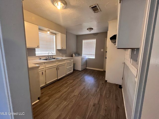 2920 Oak Forest Drive, Jackson, MS 39212