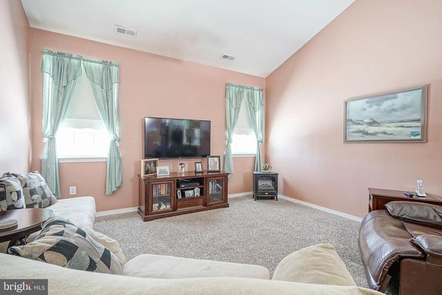 425 PERIWINKLE DR, Woodbury, NJ 08096