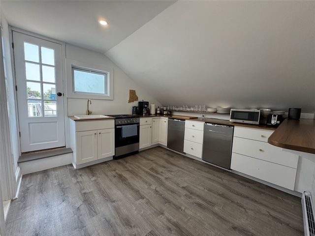 8 Barney Street 3, Newport, RI 02840