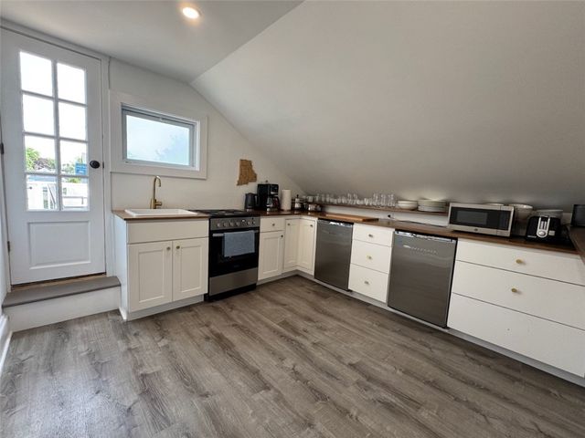 8 Barney Street 3, Newport, RI 02840