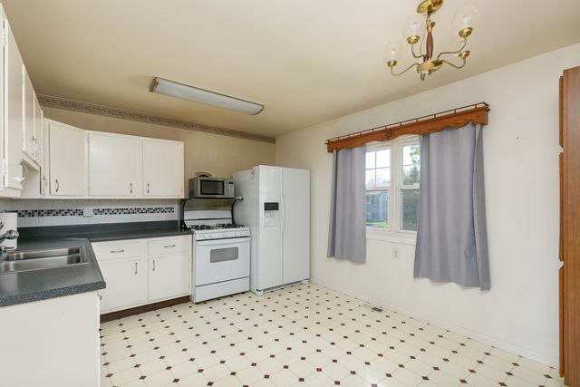 5003 45th Avenue Court, Moline, IL 61265