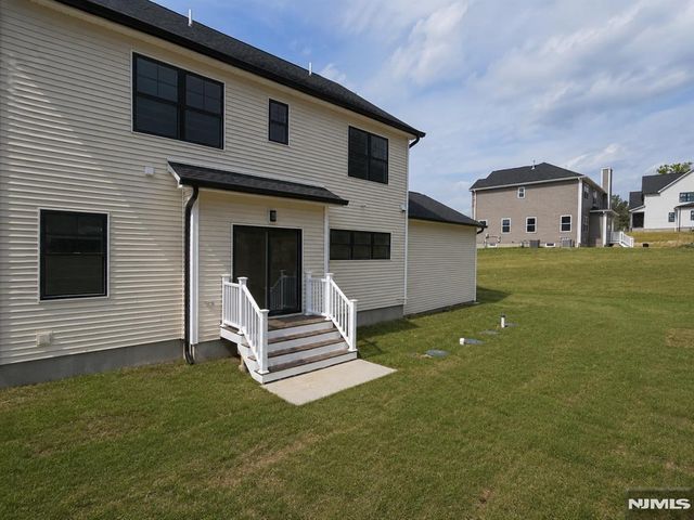 9 Emerald Drive, Hamburg, NJ 07419