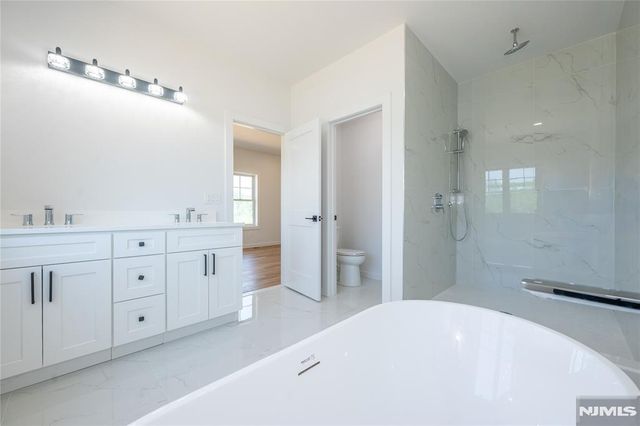 9 Emerald Drive, Hamburg, NJ 07419