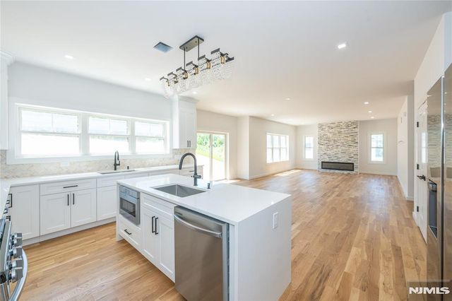 9 Emerald Drive, Hamburg, NJ 07419