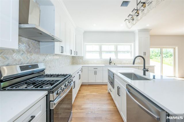 9 Emerald Drive, Hamburg, NJ 07419