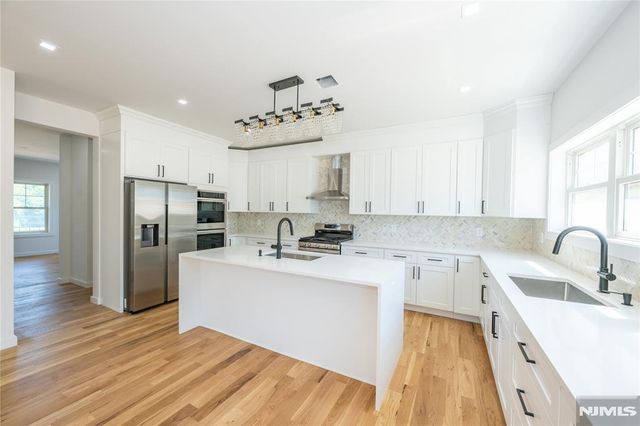9 Emerald Drive, Hamburg, NJ 07419