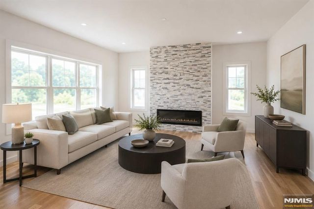 9 Emerald Drive, Hamburg, NJ 07419